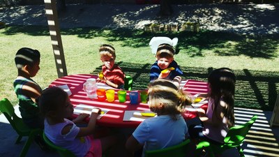 Snack with children outside 